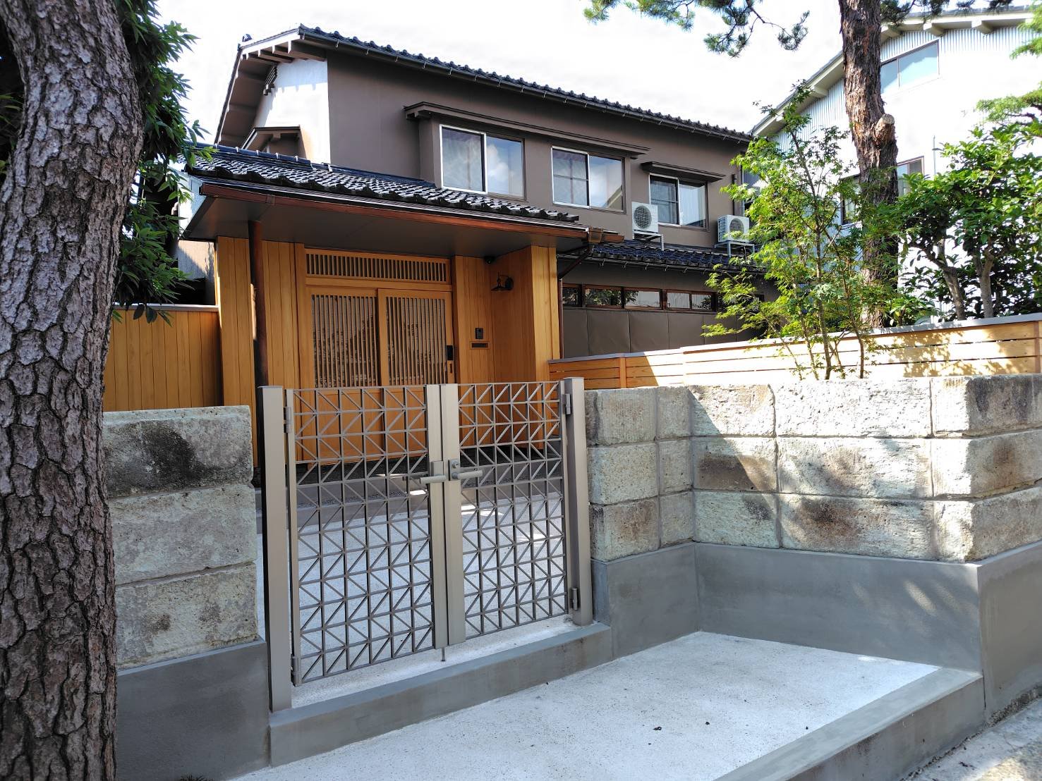 既存の庭木と石垣を生かした家全体のリフォーム