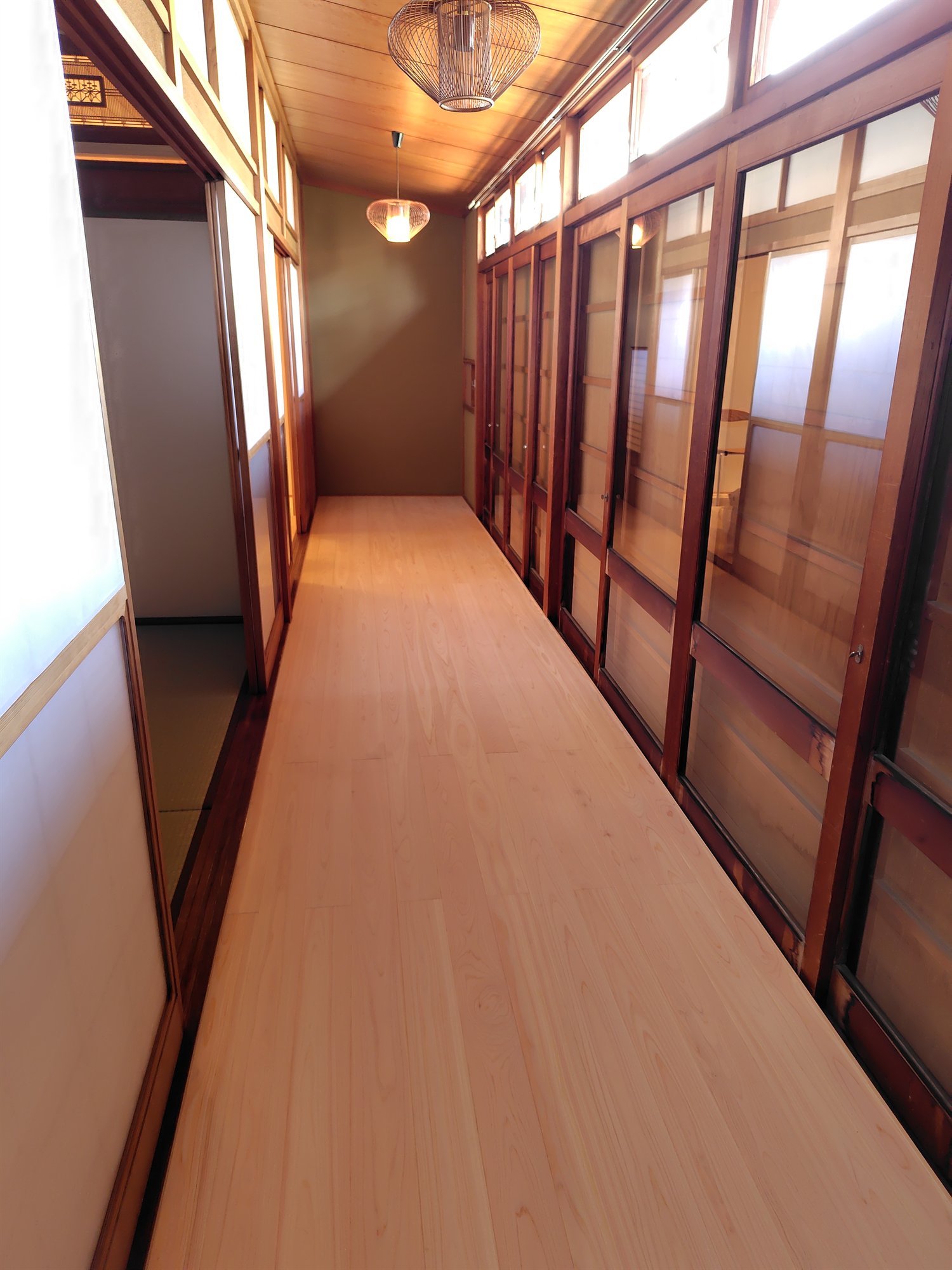 木の質感を生かして改修した住まいの廊下